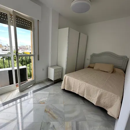 Estadio 5 Y Capacidad 9 Personas Cerca Del Centro, Del Estadio Y Estacion De Trenes Y De Autobuses, Con Facil Aparcamiento En La Misma Calle Apartment