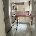 Estadio 5 Y Capacidad 9 Personas Cerca Del Centro, Del Estadio Y Estacion De Trenes Y De Autobuses, Con Facil Aparcamiento En La Misma Calle Apartment