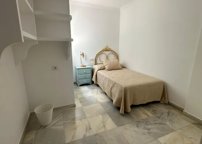 Estadio 5 Y Capacidad 9 Personas Cerca Del Centro, Del Estadio Y Estacion De Trenes Y De Autobuses, Con Facil Aparcamiento En La Misma Calle *