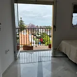 Estadio 5 Y Capacidad 9 Personas Cerca Del Centro, Del Estadio Y Estacion De Trenes Y De Autobuses, Con Facil Aparcamiento En La Misma Calle