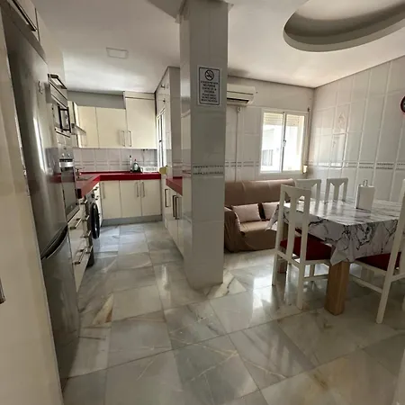 Appartement Estadio 5 Y Capacidad 9 Personas Cerca Del Centro, Del Estadio Y Estacion De Trenes Y De Autobuses, Con Facil Aparcamiento En La Misma Calle Jerez de la Frontera